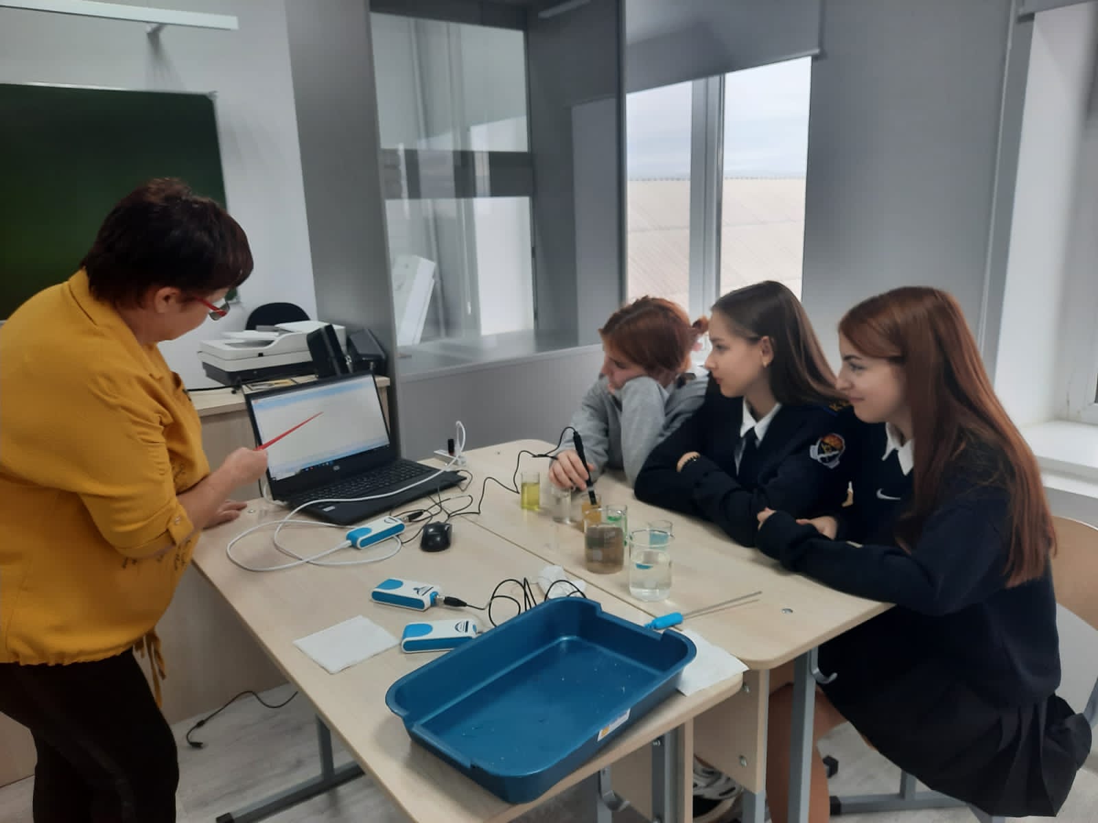 23 ноября 2023 года в биологической лаборатории прошёл мастер-класс по использованию цифровой лаборатории для определения рН-среды при изучении минеральных вод.